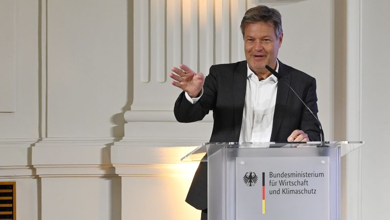 Bundesminister Robert Habeck am Rednerpodium im Bundesministerium für Wirtschaft und Klimaschutz.