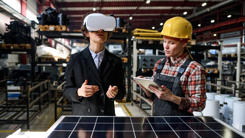 Zwei Frauen prüfen mit Tablet und VR-Brille per Augmented Reality ihre geplanten Solarmodule.