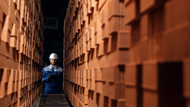 Arbeiter in einer Ziegelfabrik.