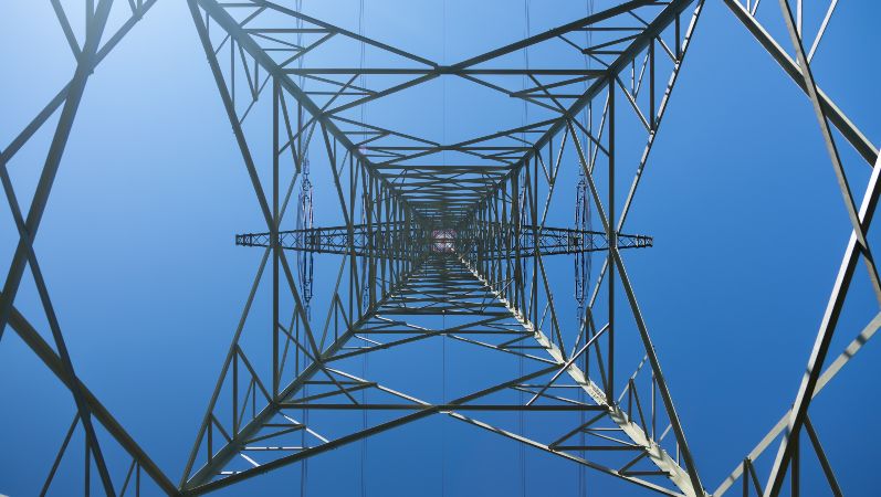 Ein Strommast von unten nach oben fotografiert.