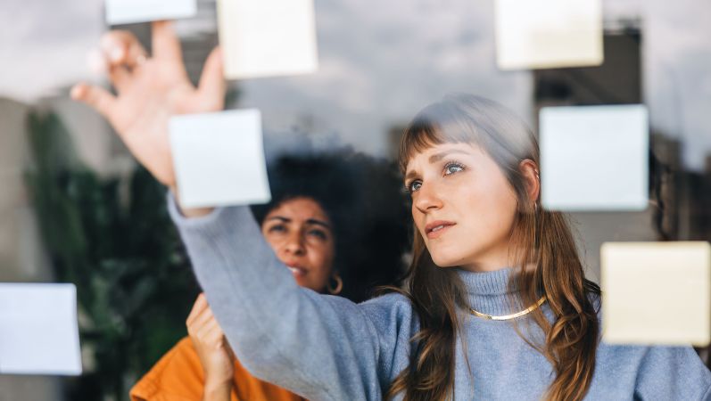 Zwei Frauen sammeln Ideen auf Klebezetteln.
