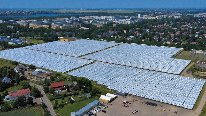 Luftbild von Leipzig, im Vordergrund eine große Anlage mit Solarthermiekollektoren.